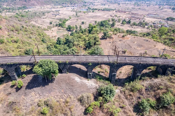 印度霍波利 2023年4月2日 印度霍波利附近Bhor Ghats的孟买浦那铁路线上一座高架铁路的空中景观 — 图库照片