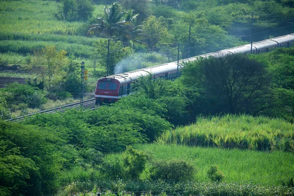 Pune, Hindistan - 14 Mayıs 2023: Pune 'dan Daund rotasına giden yerel bir banliyö treni, Pune Hindistan yakınlarındaki Uruli' de.
