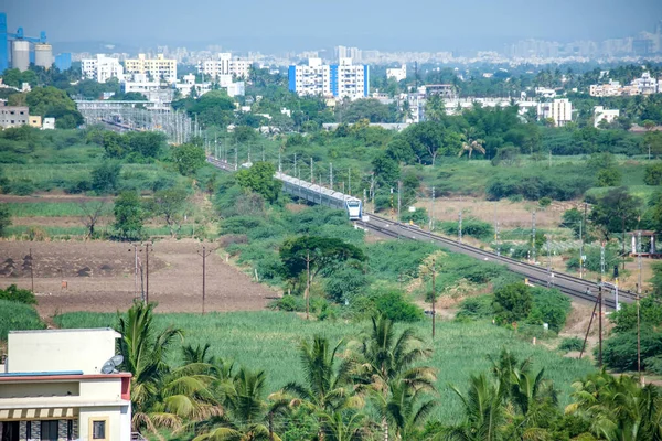 2023年5月14日インド プネー付近のウルリで撮影された ムンバイ方面へ向かうソラプル ムンバイ バンデ バラット急行列車 — ストック写真