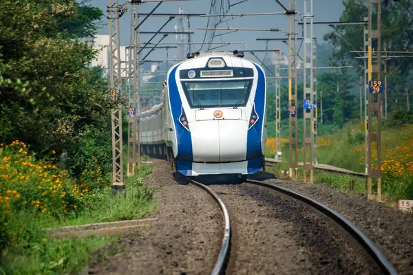 Pune, Hindistan - 08 Ekim 2023: Solapur Mumbai Vande Bharat Ekspres Treni Mumbai 'ye doğru gidiyor, Pune Hindistan yakınlarında..