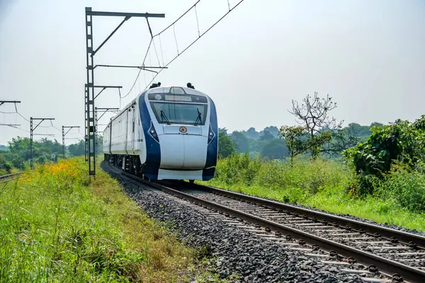 Pune, Hindistan - 08 Ekim 2023: Solapur Mumbai Vande Bharat Ekspres Treni Mumbai 'ye doğru gidiyor, Pune Hindistan yakınlarında..
