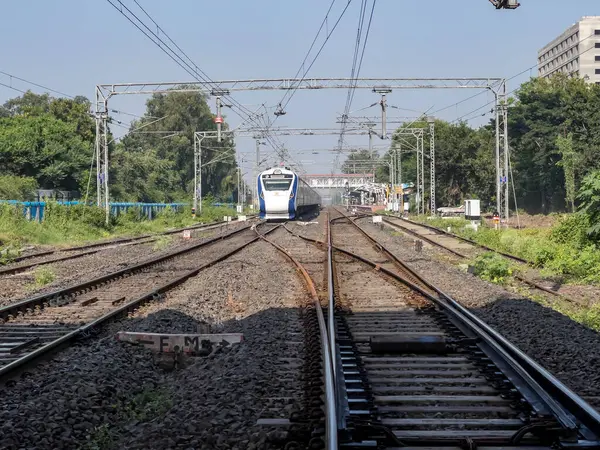 Pune, Hindistan - Ekim 06: 2023: Mumbai Solapur Mumbai Vande Bharat Ekspres Treni, Pune Hindistan yakınlarındaki Uruli 'de çekildi..