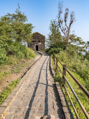 Pune, Hindistan - 10 Ekim 2023: Tofkhana veya Pune Hindistan yakınlarındaki Sinhagad kalesinde eski cephane ve mühimmat deposu. 