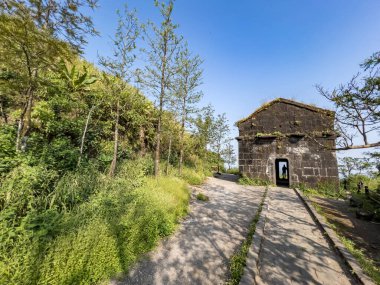 Pune, Hindistan - 10 Ekim 2023: Tofkhana veya Pune Hindistan yakınlarındaki Sinhagad kalesinde eski cephane ve mühimmat deposu. 