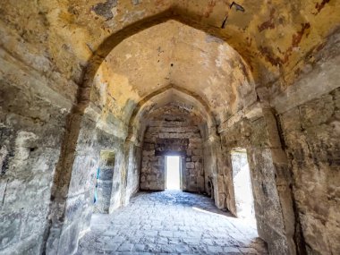 Pune Hindistan yakınlarındaki Sinhagad Kalesi 'ndeki Tofkhana ya da eski cephanelik ve mühimmat deposu.. 