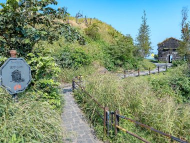 Pune, Hindistan - 10 Ekim 2023: Tofkhana veya Pune Hindistan yakınlarındaki Sinhagad kalesinde eski cephane ve mühimmat deposu. 