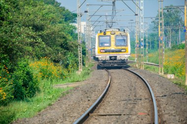 Pune, Hindistan - 08 Ekim 2023: Pune Hindistan yakınlarındaki Kamshet 'te yerel bir banliyö treni.