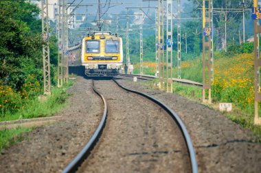Pune, Hindistan - 08 Ekim 2023: Pune Hindistan yakınlarındaki Kamshet 'te yerel bir banliyö treni.