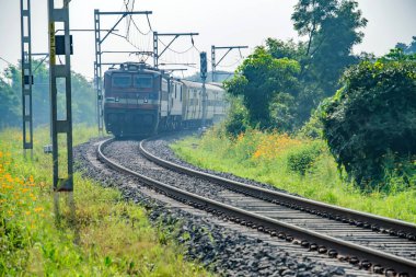 Pune, Hindistan - 08 Ekim 2023: Pune Hindistan yakınlarında WAP4 elektrikli bir lokomotif tarafından taşınan yolcu treni.