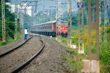 Pune, Hindistan - 08 Ekim 2023: WCAM2P elektrikli lokomotif Pune Hindistan yakınlarındaki bir yolcu trenini taşıyor.