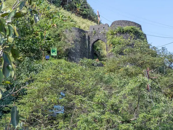Pune India yakınlarındaki Sinhagad kalesinde sahne. Sinhagad, Hindistan 'ın Pune kentinin yaklaşık 49 km güneybatısında bulunan antik bir tepe kalesidir.