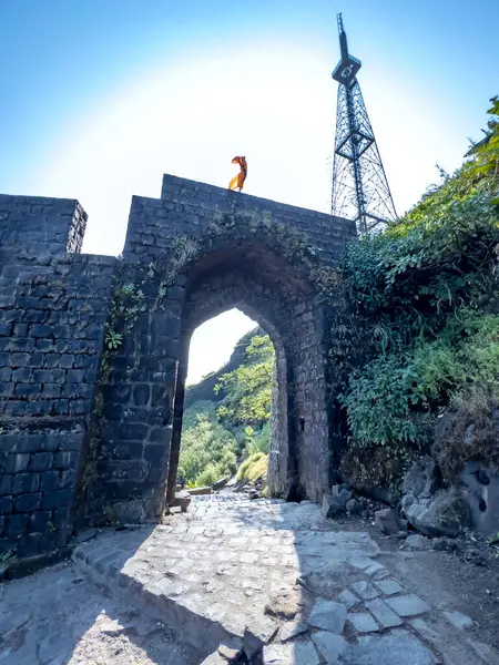 Pune India yakınlarındaki Sinhagad kalesinde sahne. Sinhagad, Hindistan 'ın Pune kentinin yaklaşık 49 km güneybatısında bulunan antik bir tepe kalesidir.