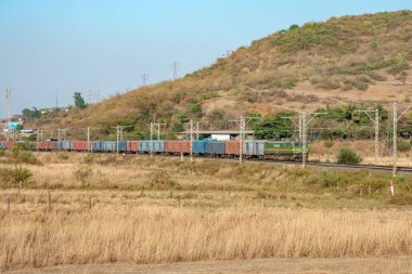 Pune, Hindistan - 26 Mart 2023: WAG9 elektrikli lokomotifi Pune Hindistan yakınlarında bir yük treni taşıyor.
