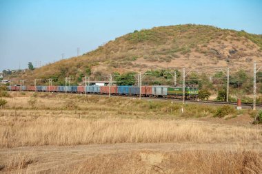 Pune, Hindistan - 26 Mart 2023: WAG9 elektrikli lokomotifi Pune Hindistan yakınlarında bir yük treni taşıyor.