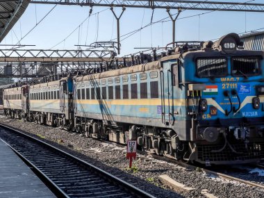 Lonavala, Hindistan - 02 Nisan 2023: Lonavala Hindistan 'daki Hint Demiryollarının elektrikli lokomotifi.