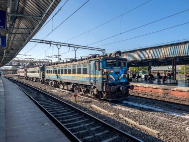 Lonavala, Hindistan - 02 Nisan 2023: Lonavala Hindistan 'daki Hint Demiryollarının elektrikli lokomotifi.