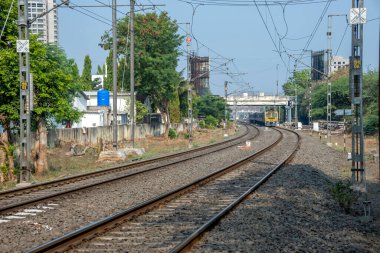 Pune, Hindistan - 06 Mayıs 2023: Pune Hindistan yakınlarındaki Kamshet 'te yerel bir banliyö treni.