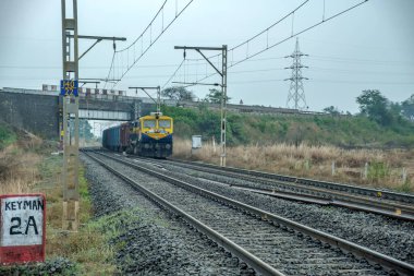 Pune, Hindistan - 07 Mayıs 2023: Pune Hindistan yakınlarında bir WDG4 dizel lokomotifi tarafından taşınan yük treni.