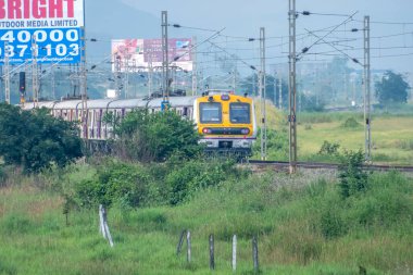 Pune, Hindistan - 14 Ekim 2023: Pune Hindistan yakınlarındaki kırsal bir banliyö banliyö treninde.