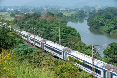 Pune, Hindistan - 15 Ekim 2023: Solapur Mumbai Vande Bharat Ekspresi Muson mevsiminin bitiminden sonra Pune Hindistan yakınlarındaki Kamshet 'e doğru yola çıkıyor.. 
