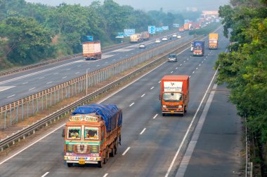 Pune, Hindistan - 14 Ekim 2023: Pune India yakınlarındaki Mumbai Pune Otoyolu 'nda trafik. Otobana resmen Yashvantrao Chavan Otoyolu denir..