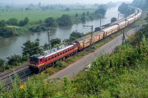 Pune Indie Října 2023 Osobní Vlak Tažený Elektrickou Lokomotivou Wap4 Royalty Free Stock Obrázky