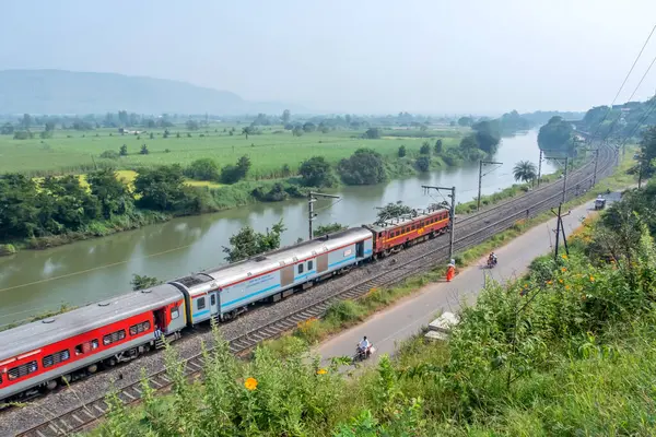 Pune Indie Října 2023 Elektrická Lokomotiva Wcam2P Vleče Osobní Vlak Stock Obrázky