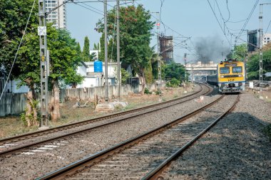 Pune, Hindistan - Mayıs 06: 2023: Pune Hindistan yakınlarındaki kırsal bir banliyö banliyö treninde.
