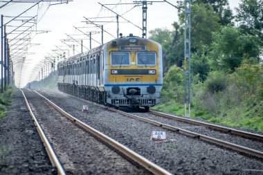 Pune, Hindistan - 23 Temmuz 2023: Pune Hindistan yakınlarındaki kırsal bir banliyö banliyö treninde.