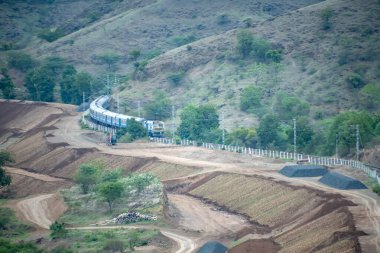 Pune, Hindistan - 15 Ağustos 2023: Pune Hindistan yakınlarındaki kırsal bir banliyö banliyö treninde.