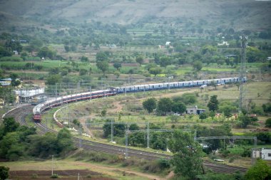 Pune, Hindistan - 15 Ağustos 2023: Pune Hindistan yakınlarındaki kırsal bir banliyö banliyö treninde.