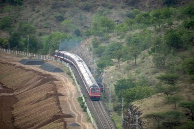 Pune, Hindistan - 15 Ağustos 2023: Pune Hindistan yakınlarındaki kırsal bir banliyö banliyö treninde.