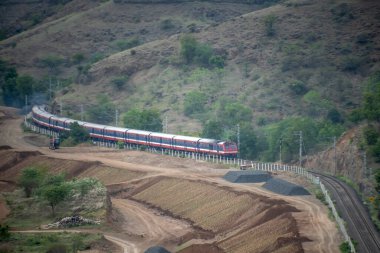 Pune, Hindistan - 15 Ağustos 2023: Pune Hindistan yakınlarındaki kırsal bir banliyö banliyö treninde.