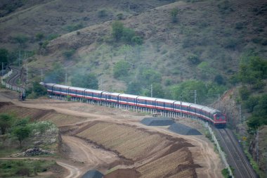 Pune, Hindistan - 15 Ağustos 2023: Pune Hindistan yakınlarındaki kırsal bir banliyö banliyö treninde.