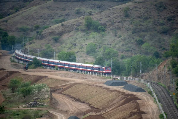 Pune, Hindistan - 15 Ağustos 2023: Pune Hindistan yakınlarındaki kırsal bir banliyö banliyö treninde.