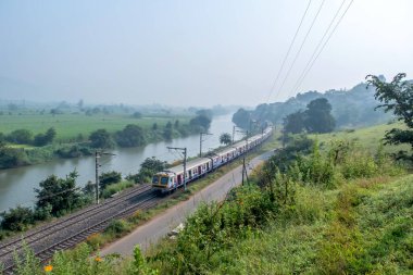 Pune, Hindistan - 15 Ekim 2023: Pune Hindistan yakınlarındaki kırsal bir banliyö banliyö banliyö treni.