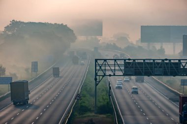 Pune, Hindistan - 14 Ekim 2023: Pune India yakınlarındaki Mumbai Pune Otoyolu 'nda trafik. Otobana resmen Yashvantrao Chavan Otoyolu denir..