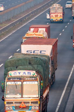 Pune, Hindistan - 14 Ekim 2023: Pune India yakınlarındaki Mumbai Pune Otoyolu 'nda trafik. Otobana resmen Yashvantrao Chavan Otoyolu denir..