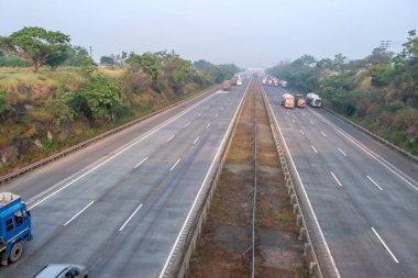 Pune, Hindistan - 14 Ekim 2023: Pune India yakınlarındaki Mumbai Pune Otoyolu 'nda trafik. Otobana resmen Yashvantrao Chavan Otoyolu denir..