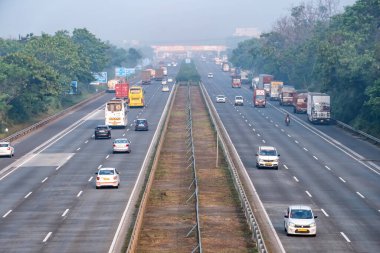 Pune, Hindistan - 14 Ekim 2023: Pune India yakınlarındaki Mumbai Pune Otoyolu 'nda trafik. Otobana resmen Yashvantrao Chavan Otoyolu denir..