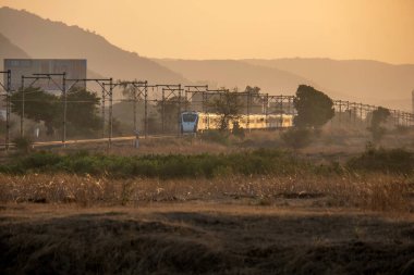 Pune, Hindistan - 26 Mart 2023: Solapur Mumbai Vande Bharat Ekspres Treni Mumbai 'ye doğru gidiyor, Pune Hindistan yakınlarında..