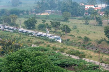 Pune, Hindistan - 22 Ekim 2023: Solapur Mumbai Vande Bharat Ekspres treni Bombay 'a doğru gidiyor, Pune Hindistan yakınlarında..