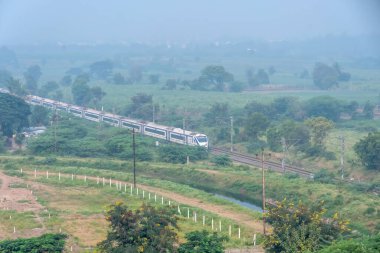 Pune, Hindistan - 22 Ekim 2023: Solapur Mumbai Vande Bharat Ekspres treni Bombay 'a doğru gidiyor, Pune Hindistan yakınlarında..