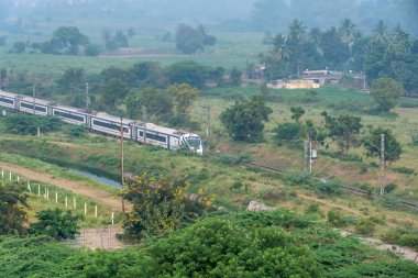 Pune, Hindistan - 22 Ekim 2023: Solapur Mumbai Vande Bharat Ekspres treni Bombay 'a doğru gidiyor, Pune Hindistan yakınlarında..
