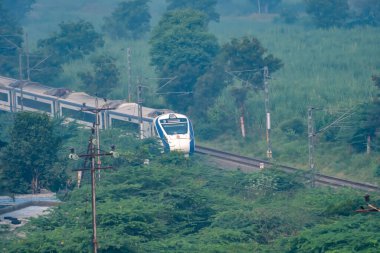 Pune, Hindistan - 22 Ekim 2023: Solapur Mumbai Vande Bharat Ekspres treni Bombay 'a doğru gidiyor, Pune Hindistan yakınlarında..