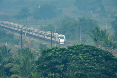 Pune, Hindistan - 22 Ekim 2023: Solapur Mumbai Vande Bharat Ekspres treni Bombay 'a doğru gidiyor, Pune Hindistan yakınlarında..