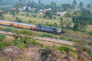 Pune, Hindistan - 22 Ekim 2023: WDP4B dizel lokomotif Pune Hindistan yakınlarında bir yolcu treni taşıyor.