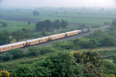 Pune, Hindistan - 22 Ekim 2023: WDP4B dizel lokomotif Pune Hindistan yakınlarında bir yolcu treni taşıyor.