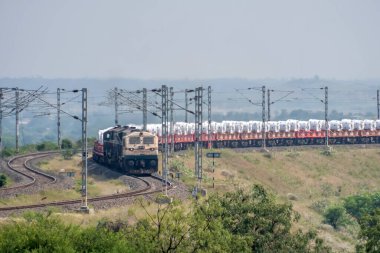 Pune, Hindistan - 24 Ekim 2023: Pune Hindistan yakınlarında bir WDG4 dizel lokomotifi tarafından taşınan yük treni.