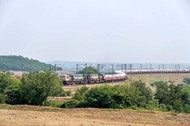 Pune, Hindistan - 24 Ekim 2023: Pune Hindistan yakınlarında bir WDG4 dizel lokomotifi tarafından taşınan yük treni.